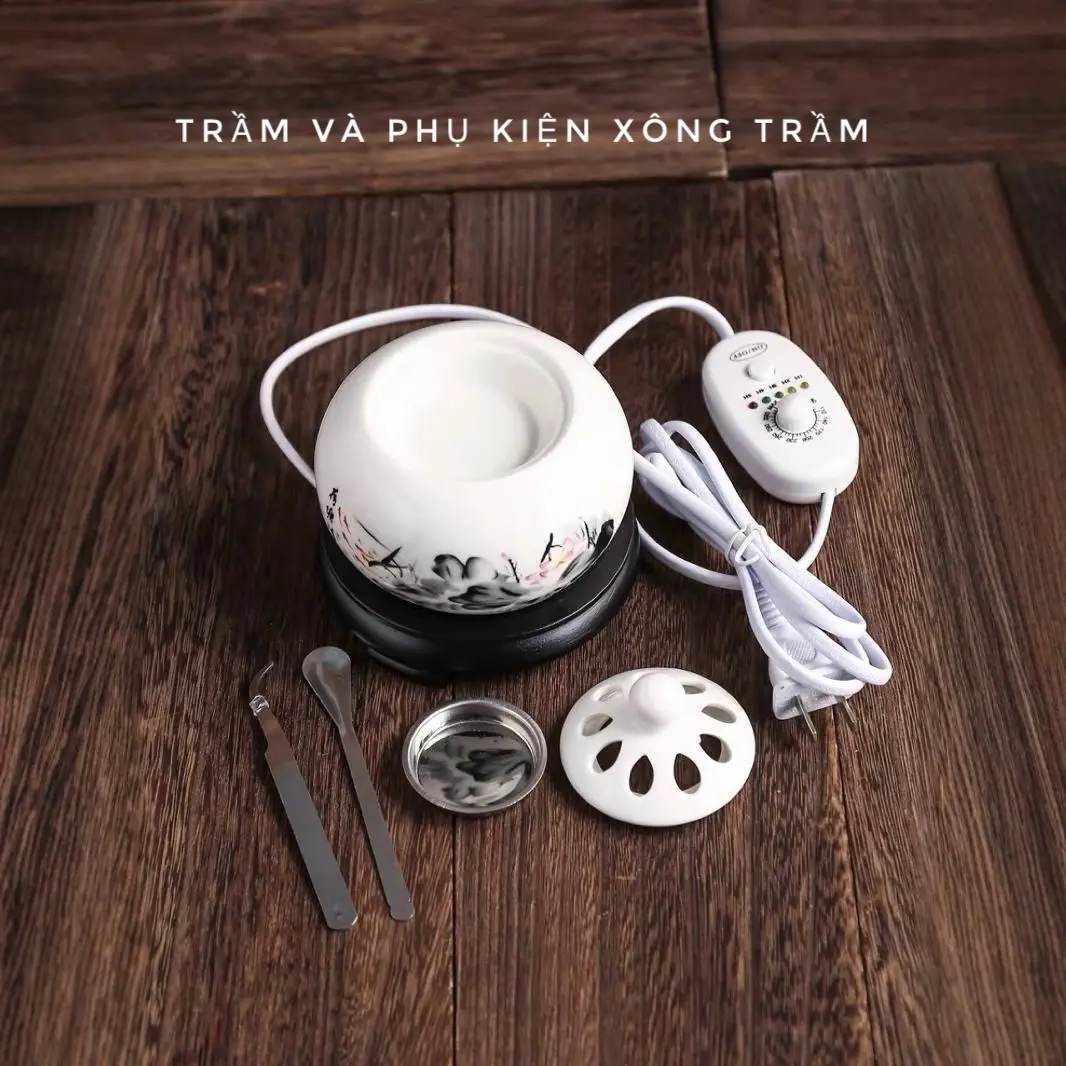 Lò xông trầm hương bằng điện bằng sứ hoa văn trang nhã, nhiệt cao. Dùng để xông trầm miếng, trầm bột, tinh dầu và các loại gỗ thơm khác!( QUÀ TRI ÂN: MIẾNG TRẦM BỎ VÍ BÌNH AN) Dầu Thơm Phòng Dầu Thơm
