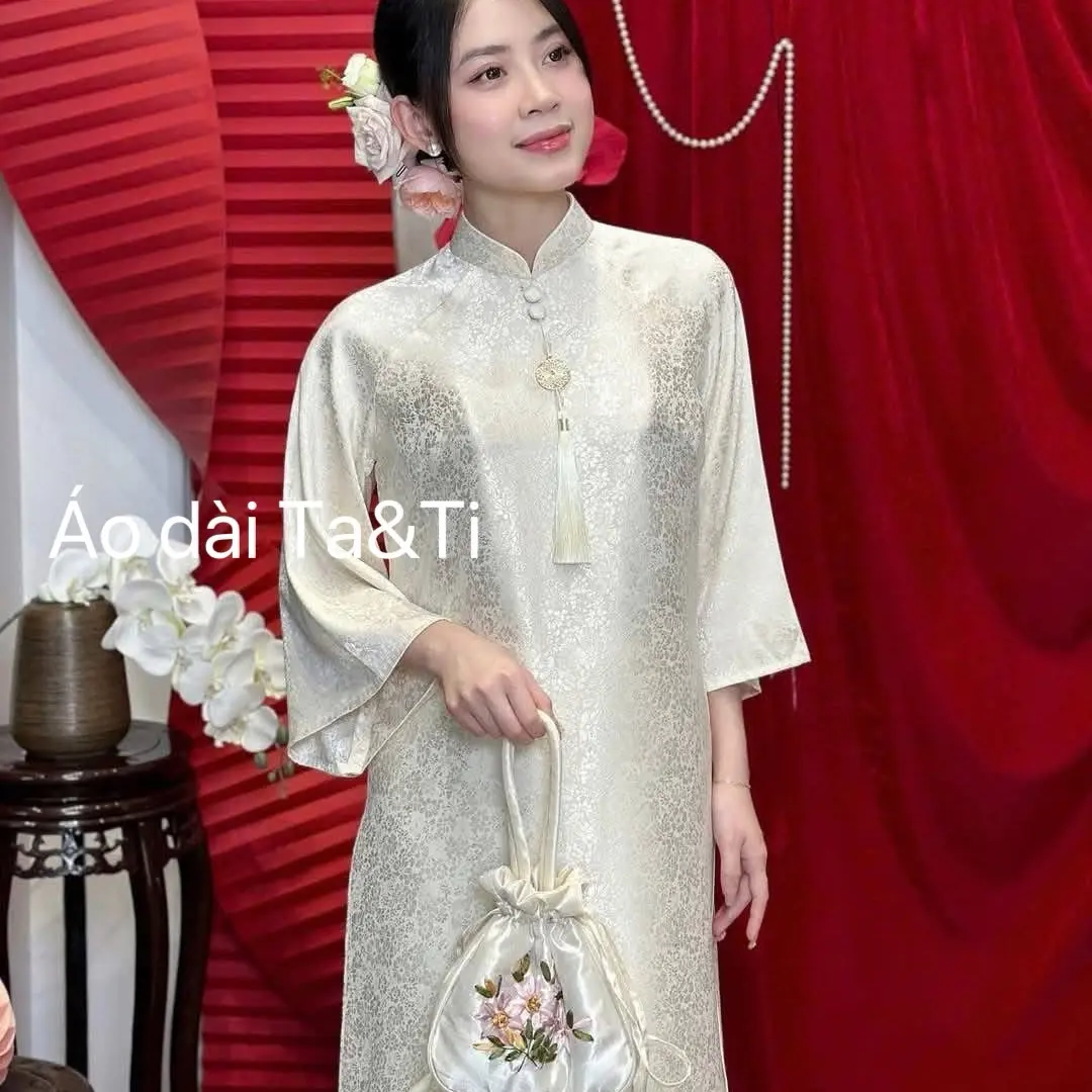 Áo dài Linh Chi cao cấp , chất gấm đẹp mặc thoáng mát , phong cách thời thượng , dáng trẻ , đính cúc bọc và dây đá đi kèm tạo nên sự khác biệt và sang trọng ,…..( áo kèm quần )