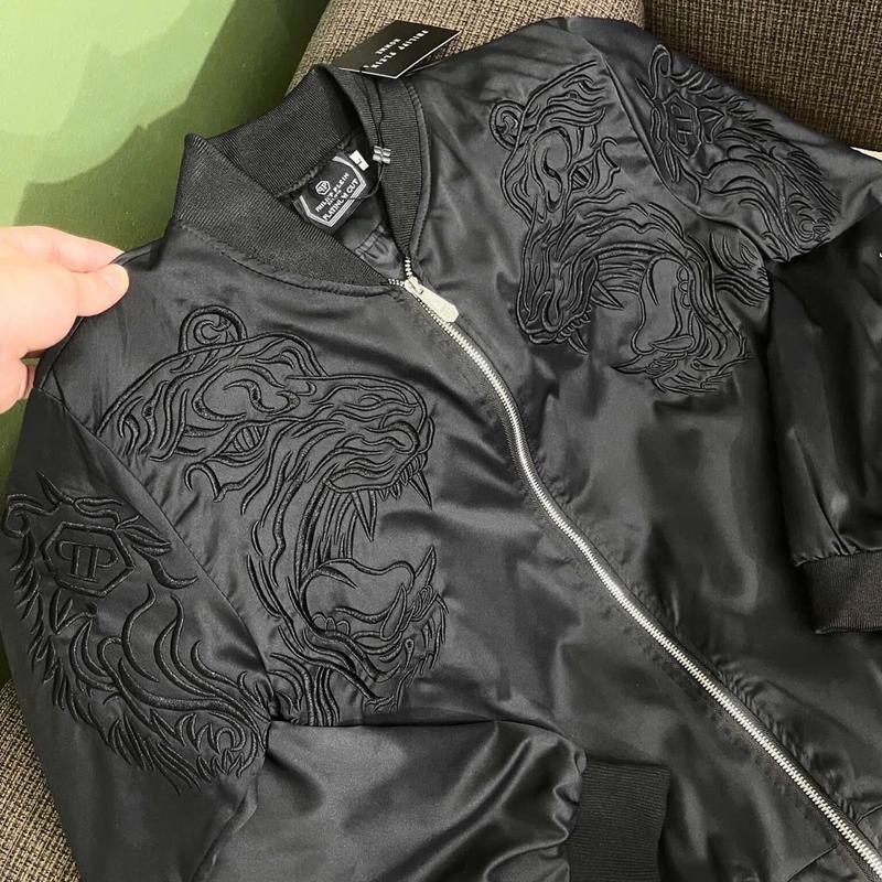 ￼Áo Khoác Gió Nam Nữ Philipp Plein Thêu Hổ Hai Bên Ngực Cực Nét Bo Viền Tay Cổ Áo Co Giãn