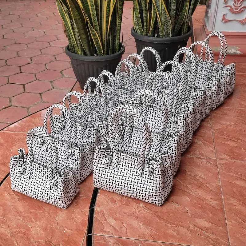 tas anyam petty s Anyaman Plastik Tote 0
