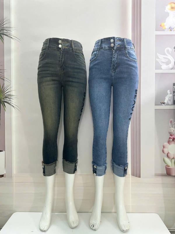 QUẦN JEAN NỮ (HUỲNH NGA STORE)DÁNG LỬNG CÓ THIẾT KẾ THÊU CHỮ PHỐI 4 NÚT SĂN LAI