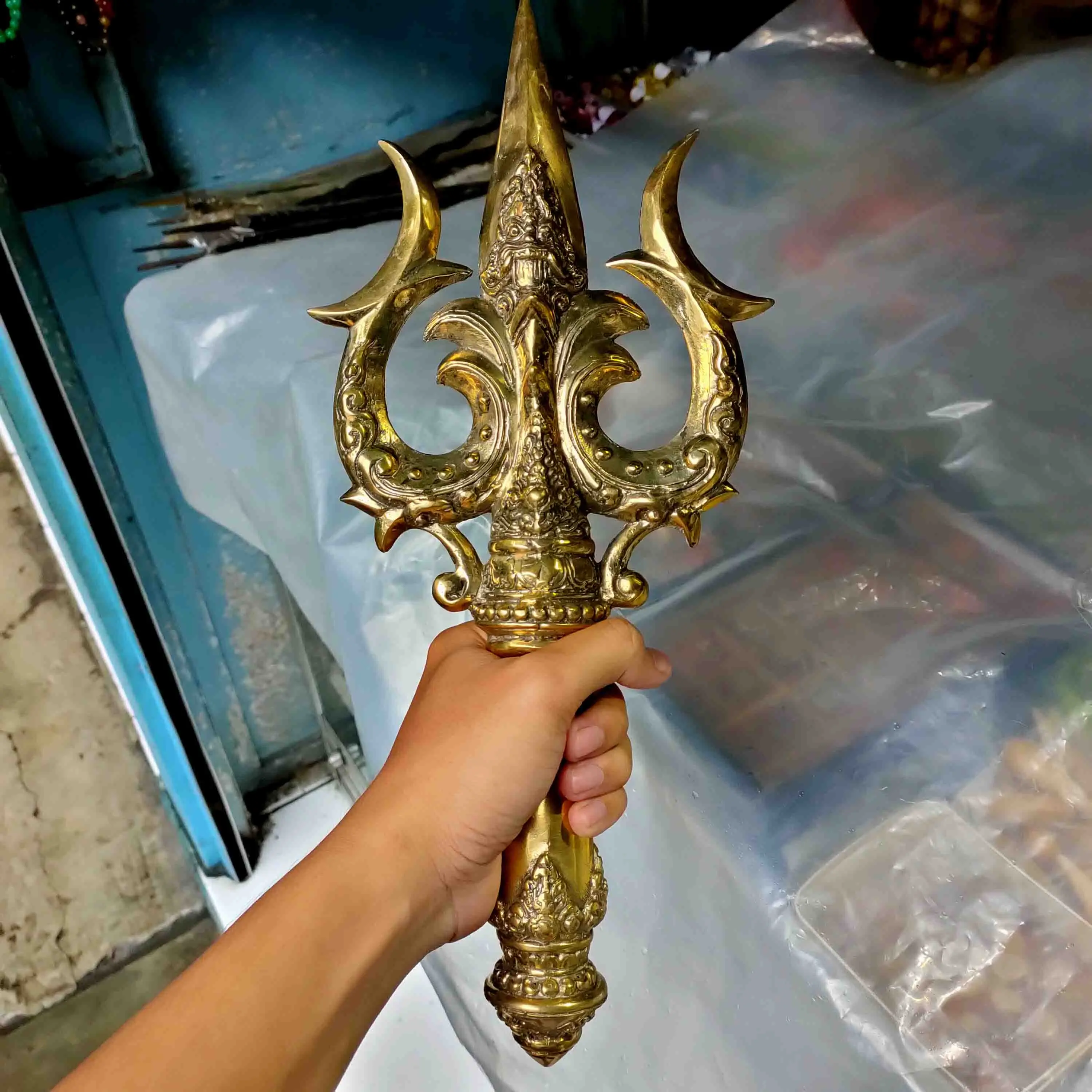 Tri Sula Dewa Siwa Warna Emas Bahan Kuningan Sari