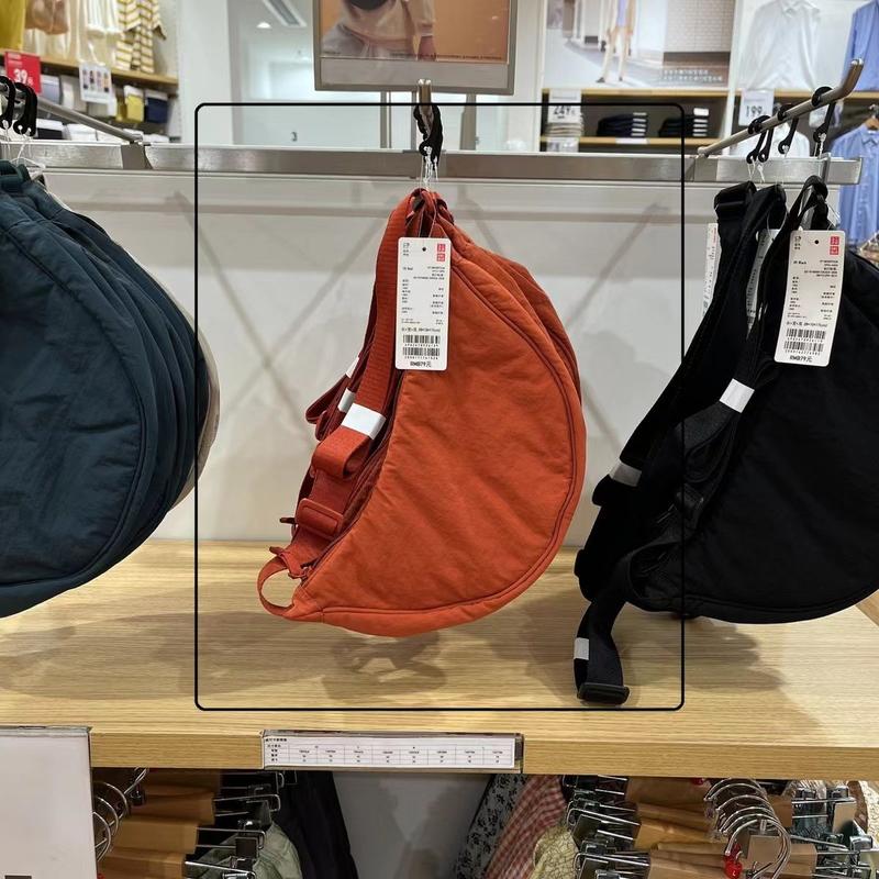 Product Introduction of UJIA Fitting Room Same Style Dumpling Bag New Nylon Bag Messenger Bag Female Student All-Matching Sports and Leisure Shoulder Bag 11