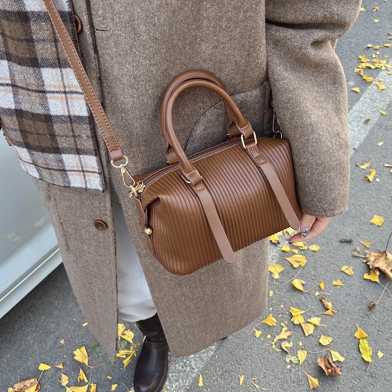 Product Introduction of High-quality Hand-held Bowling Bag Women's Autumn and Winter Simple and Fashionable Shoulder Bag Feeling Messenger Bag Bag 6609-521 25