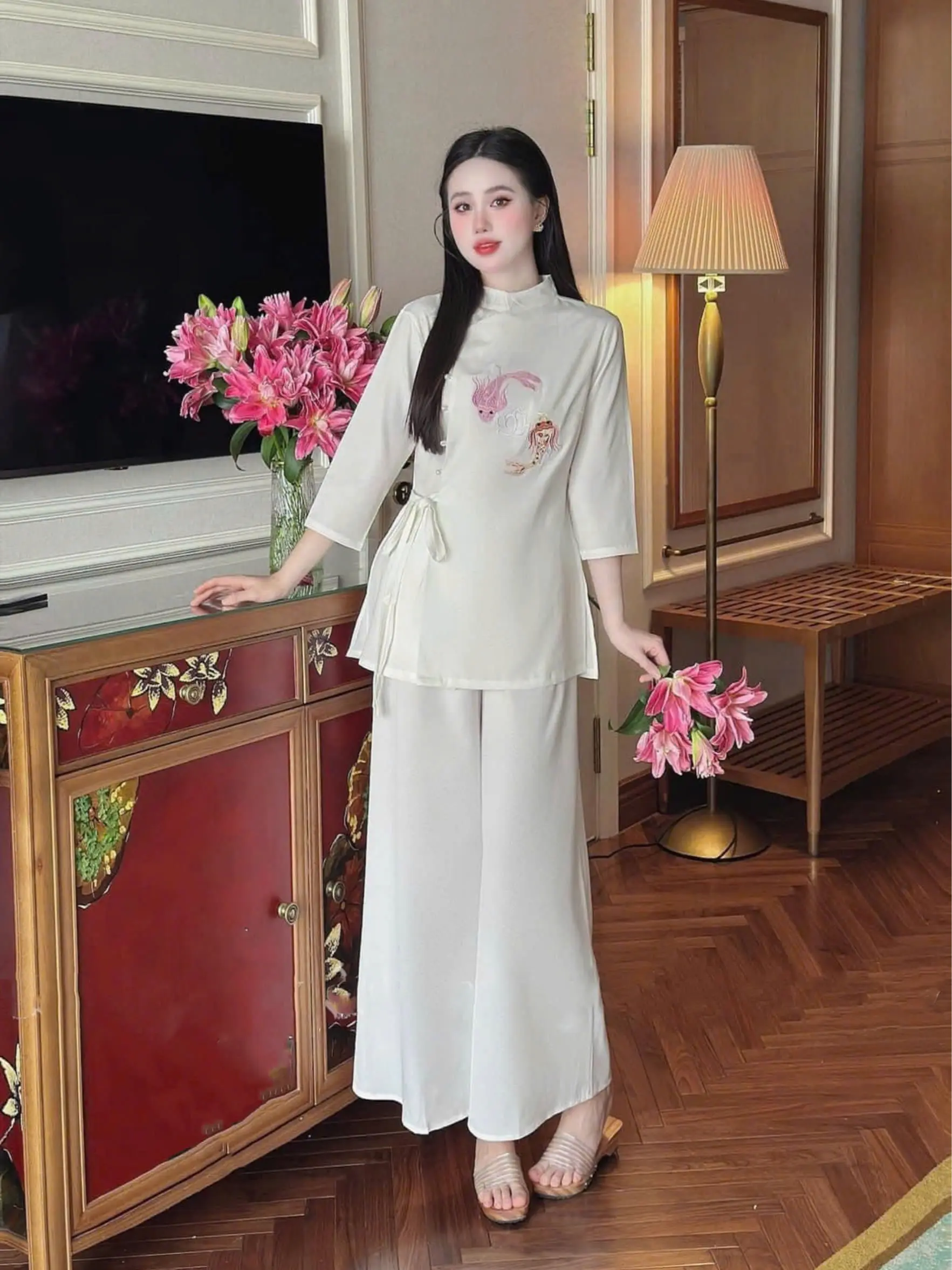 Set Lam Tay Lửng Thêu Họa Tiết Cá Chất Tuyết Nhung Sang Trọng, Thiết Kế Độc Đáo, Dành Riêng Cho Phái Đẹp Dưới 53kg, Lựa Chọn Lý Tưởng Cho Dịp Lễ Tết 2025 Nữ Women Top Kem