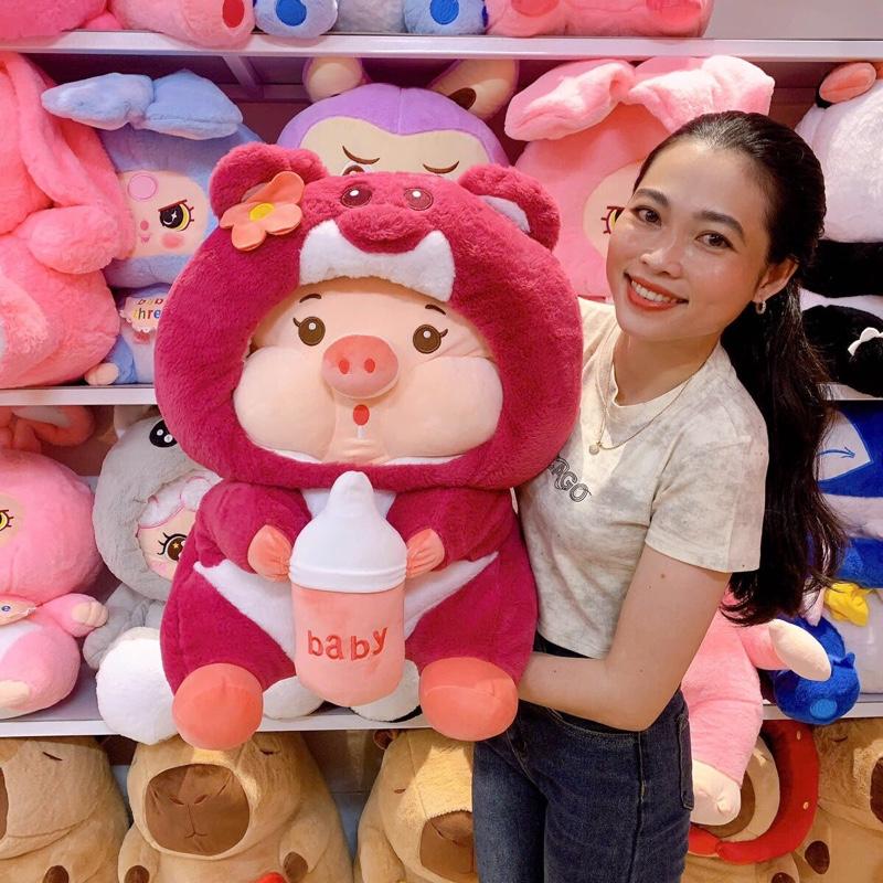Gấu bông hình heo ôm bình sữa mặc áo dâu dễ thương đủ các size( quà sinh nhật, gấu dâu)