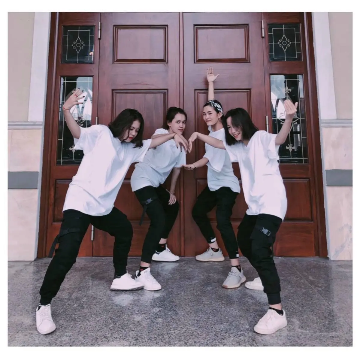 Combo 4 Áo Thun KL  Chọn Màu Thoả Mái Nam Nữ Menswear Tim