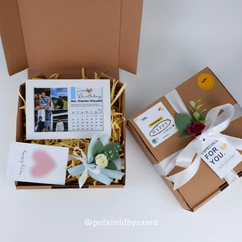 CETAK FOTO PLUS BINGKAI KACA MINIMALIS / BINGKAI / KADO COSTUM ULANG TAHUN / BIRTHDAY / WISUDA / GRADUATION / PERNIKAHAN / WEDDING / ANNIVERSARY / UCAPAN TERIMA KASIH / HAMPERS 1