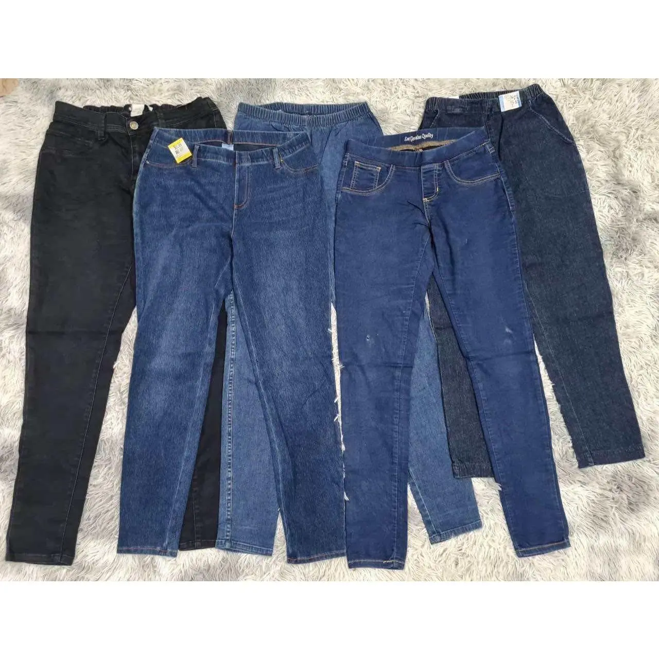 Skinny jeans, elastic waist pants, comfortable to wear.