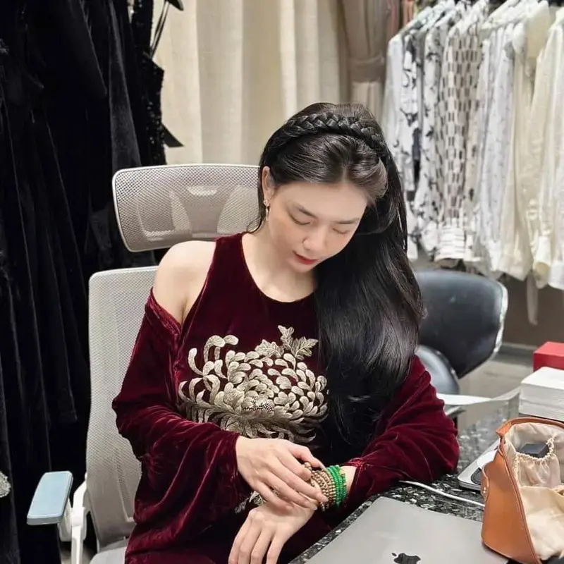 Váy Nhung The Sát Nách Cổ Tròn Thêu Cúc Trắng 0