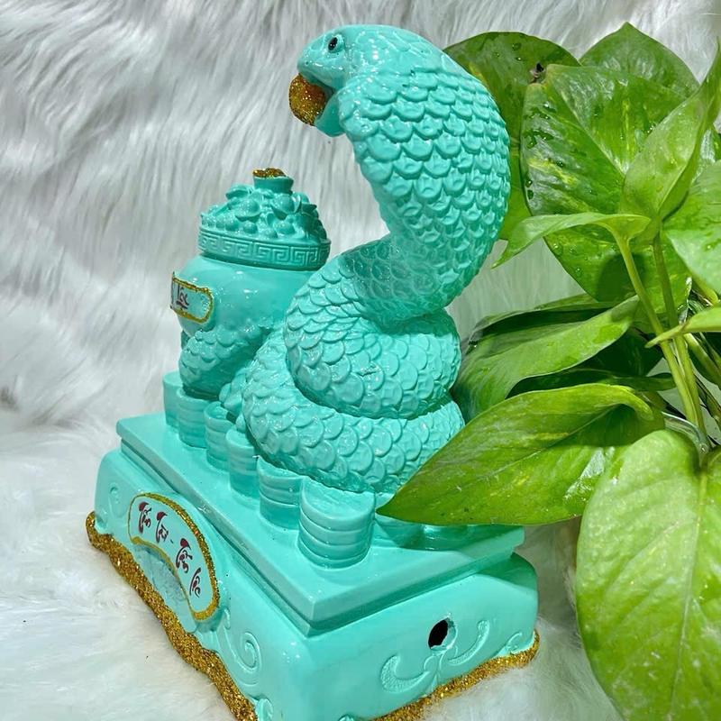Mẫu rắn tài Lộc mang lại phong thủy cho gia Đinh , và được thiết kế bằng chất liệu thạch cao (dài 19cm rộng 12cm cao 25 Cm ) bỏ ống tiết kiệm  Ống Heo Đựng Tiền đất