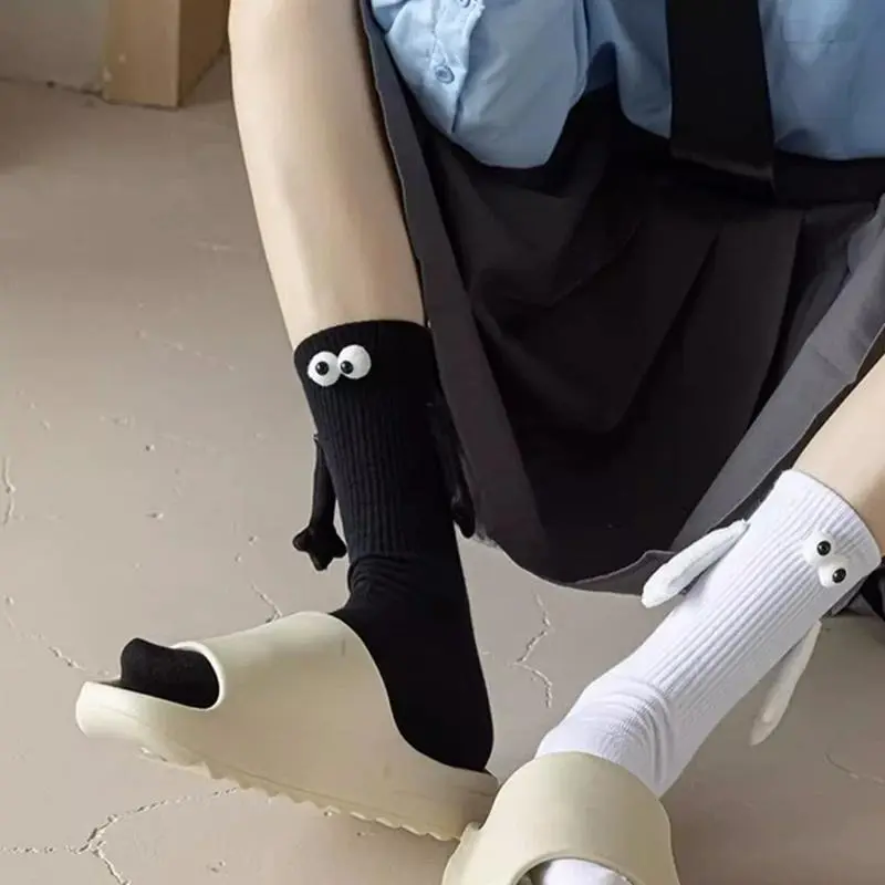 Tất Cặp Đôi Hút Từ Tính, 1 Đôi, Đen Trắng, Được Cá Nhân Hóa, Ống Trung Bình Hợp Xu hướng, Vui Nhộn Cầm Tay, Thích Hợp Cho Nam Và Nữ, Tất Dễ Thương, Mắt Ong Menswear 4