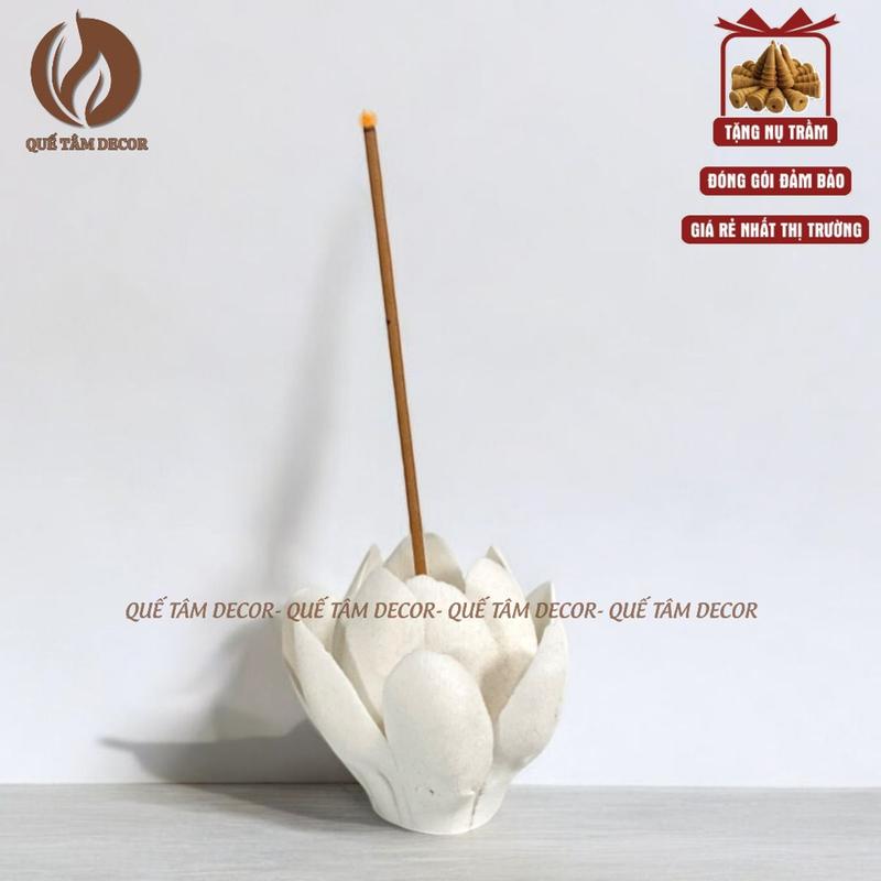 Đế hao seᵰ cắm nhang bằng sứ màu trắng có vòng hạt, dùng để làm đế đốt nhang trầm hoặc nụ trầm trang trí bàn thờ . 1