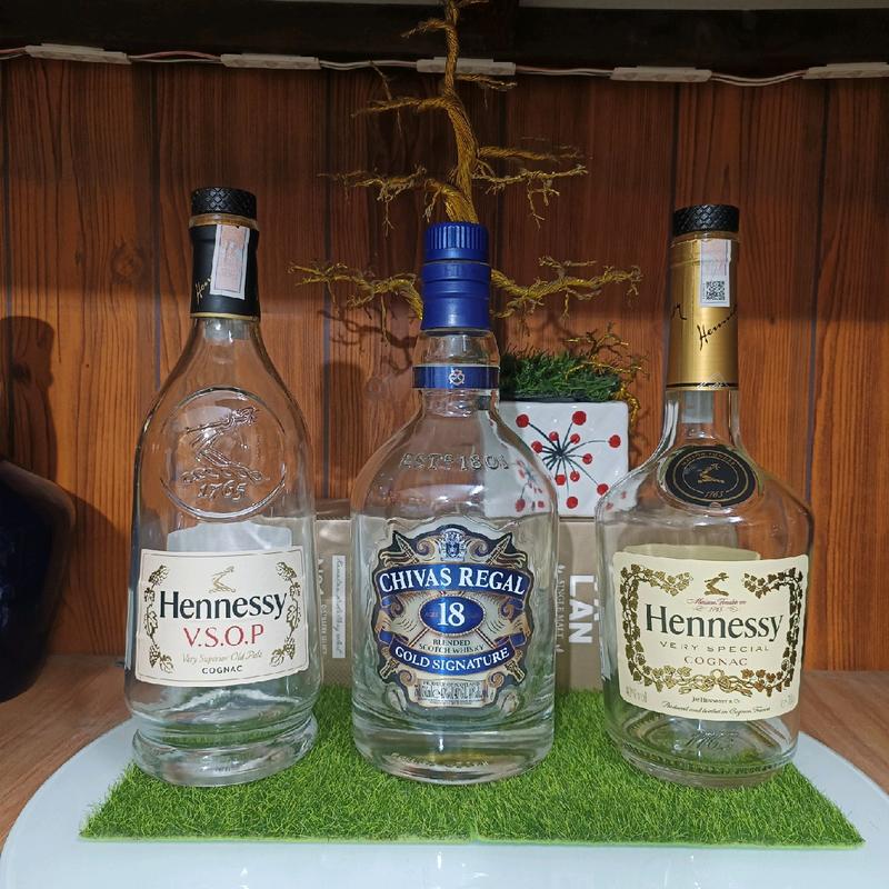 Combo 3 vỏ chai rượu ngoại Chivas, Hennessy trưng bày decor trang trí tủ kệ sang trọng (chai rỗng)
