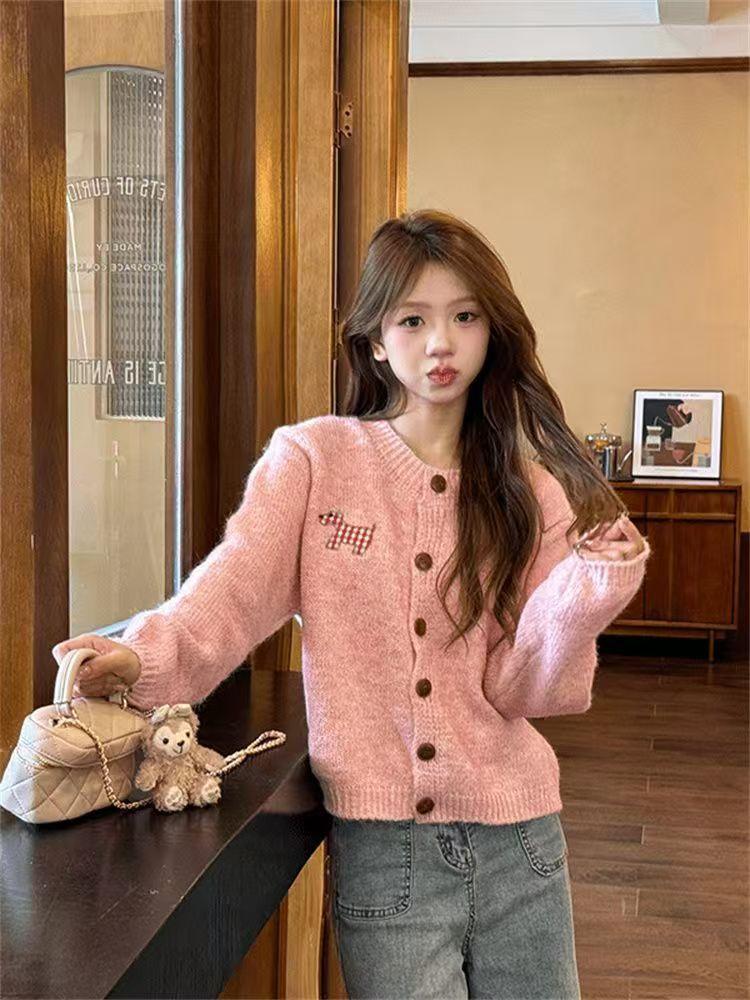 Product Introduction of Áo Len Dệt Kim Cardigan, Áo Khoác Mỏng Và Rộng, Thêu, Kẹo Vá Chó chó Con, Phong Cách Ngọt Ngào Hàng Mới Về 2024 Nữ Top Nữ Top Women Khuy Màu Hồng aolennu 6