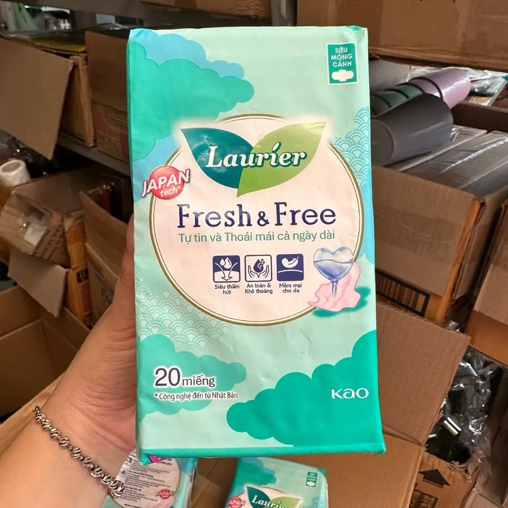 Băng vệ sinh Laurier Fresh and Free siêu thấm có cánh 20 miếng Nữ