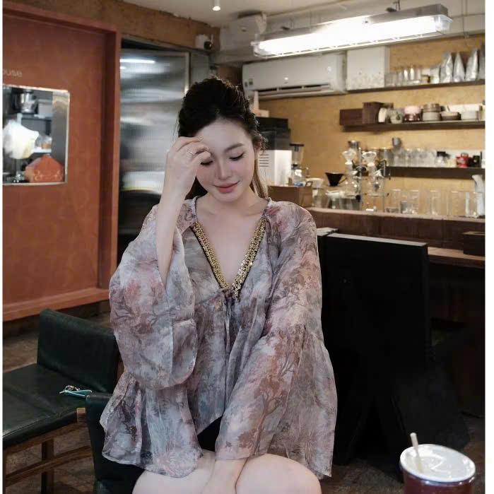 Áo Kiều Nữ Cổ V Tay Áo Đính Đá Tay Loe Thời Trang 0