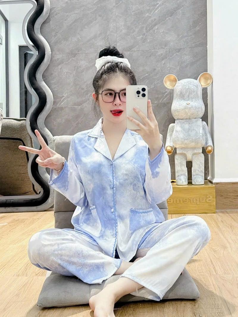 Product Introduction of Bộ lụa latin tơ tằm 40/60kg cúc bọc túi viền tay dài màu loang xinh mặc nhà cao cấp  Women Quần Ngủ Nữ Áo Voi Kem Nhung 4