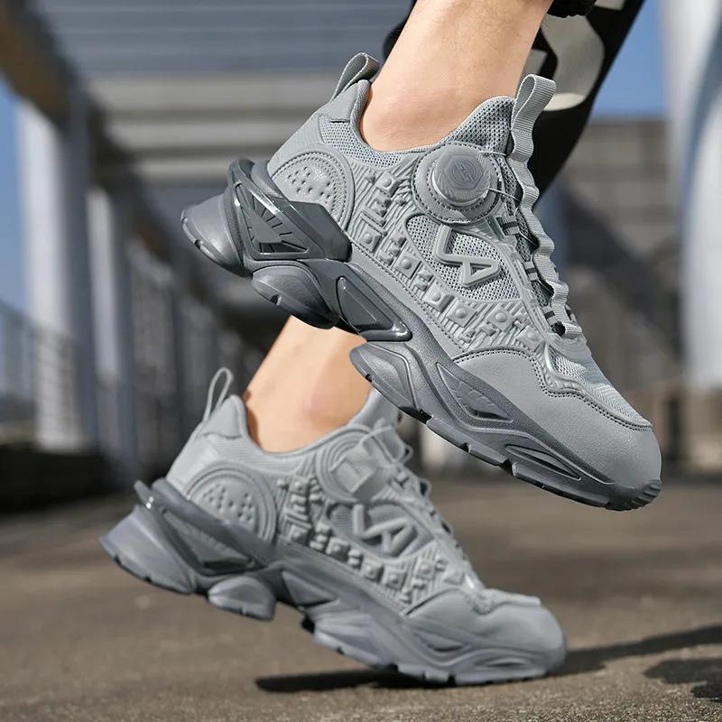 2024 Nuovo logo del marchio Personalizza uomo moda sport sneakers altezza crescente manopola rotante allacciatura casual scarpe da corsa per uomo atletico corridore_voghion.com