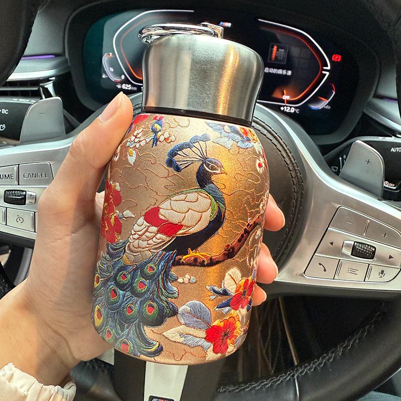 Cốc Cách Nhiệt Cầm Tay Thiết Kế Vòng Treo Cầm Tay Ngoài Trời Cốc Bỏ Túi Cốc Ô Tô Họa Tiết Đặc Biệt,【CỐC Ô TÔ Cốc Giữ Nhiệt 300ml Nhỏ Gọn - Họa Tiết Công Phượng Mạ Vàng Chống Rơi Kẹp Xe + Vân Chìm 3D Sống Động 304 316 Chống Bám Mùi | 20 Màu Hot Trend