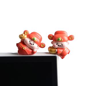 クリエイティブ新作 ごろんと寝そべり小福神 オフィスデスク・PC モニター用 樹脂製風水置物 インテリア 幸運招き神様フィギュア        把商品介绍翻译成日语 推荐一些适合趴趴小财神摆件的日语电商标题 如何用日语描述这款树脂摆件的风水寓意？