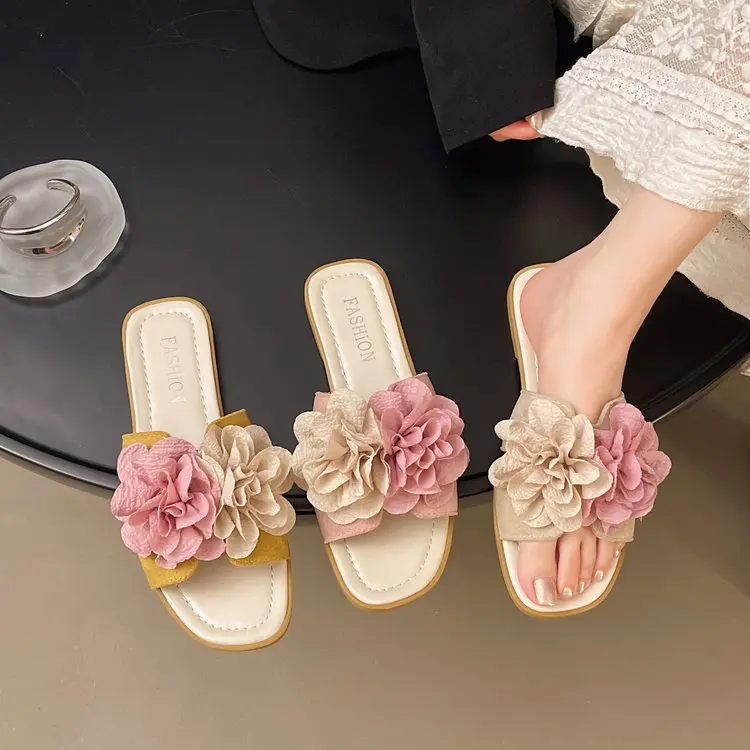The flower-shaped women's sandals are flat Rubber slip-on