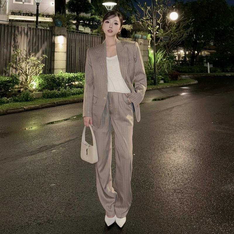 Cả bộ Athena striped suit - Bộ suit kẻ 2 mảnh Athena nam nữ vải tuytsi len , cả bộ gồm 1 áo và 1 quần , hoạ tiết kẻ sọc nổi form relax có chiết eo , đệm vai , lót gấm mặc 4 mùa 4