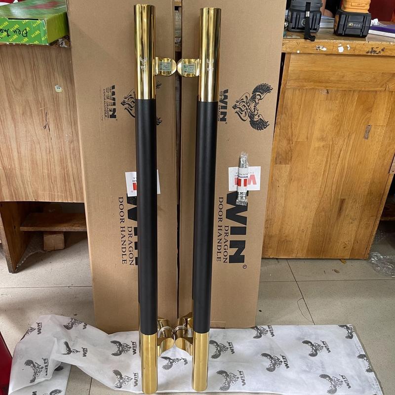 Tay nắm cửa tròn màu đen đầu màu vàng bằng inox đế lệch tâm Windragon lắp cửa kính cường lực ,cửa nhôm hệ thủy lực và gỗ mẫu hót 2024