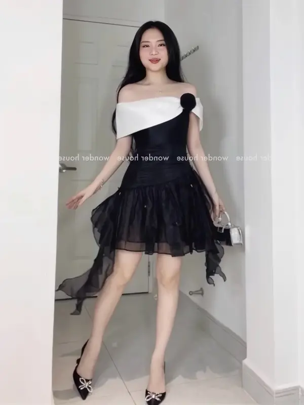 Wonderhouse Suri Dress Đầm trễ vai phối trắng xếp ly dự tiệc dạo phố nữ tính sang trọng, kèm 1 hoa 5 chram bướm 5