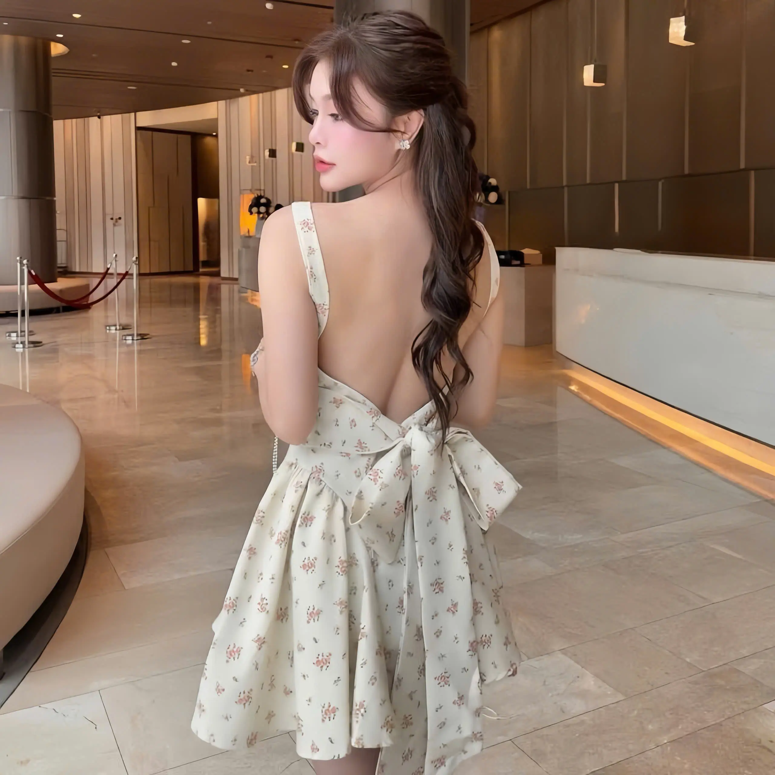 Đầm tiểu thư hở lưng kèm mút ngực tiện lợi form xòe trẻ trung, họa tiết xinh xắn.