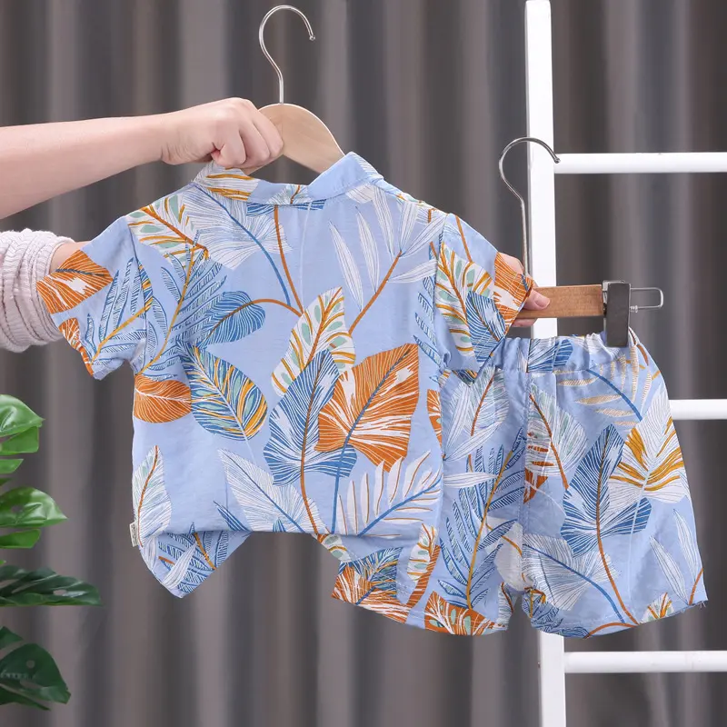 เสื้อเชิ้ตลายดอกไม้แขนสั้นสำหรับเด็กผู้ชาย ชุดกางเกงขาสั้นชายหาดฤดูร้อนสำหรับเด็ก ชุดสองชิ้น มาใหม่ในปี 2024 เสื้อผ้าเด็กอินเทรนด์