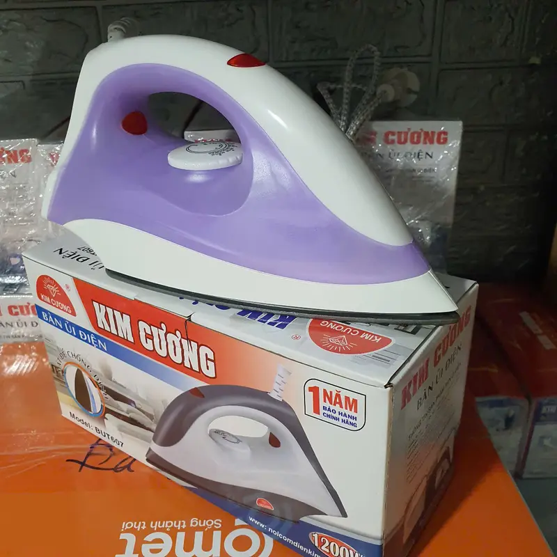 Bàn Ủi Khô Kim Cương KC-T607, Công Suất 1200W, Bàn Là Tiện Dụng và Bền Bỉ 1
