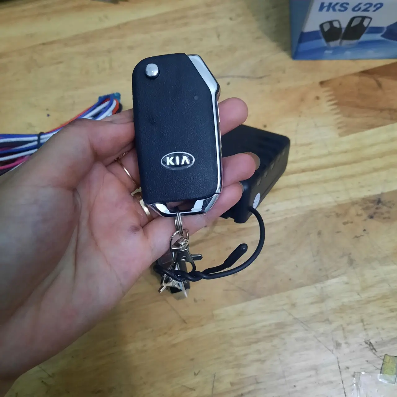 Bộ điều khiển cửa từ xa, khóa cửa ô tô HKS cho xe KIA  kèm chuột cửa 12v ( mẫu chìa mới) Phụ Tùng