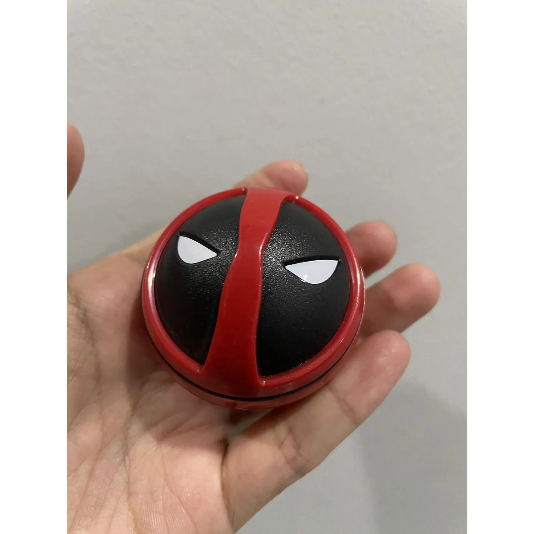 Máy xay gia vị bằng kim loại sáng tạo hình Deadpool ，kèm hộp quà tặng.