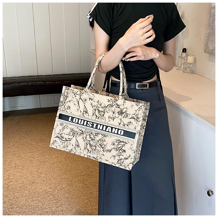 Product Introduction of Trendy Large Capacity Tote Bag for Women 2025 New Fashion Canvas Shoulder Handbag Tote Bag Niche Handbag Wholesale 8
