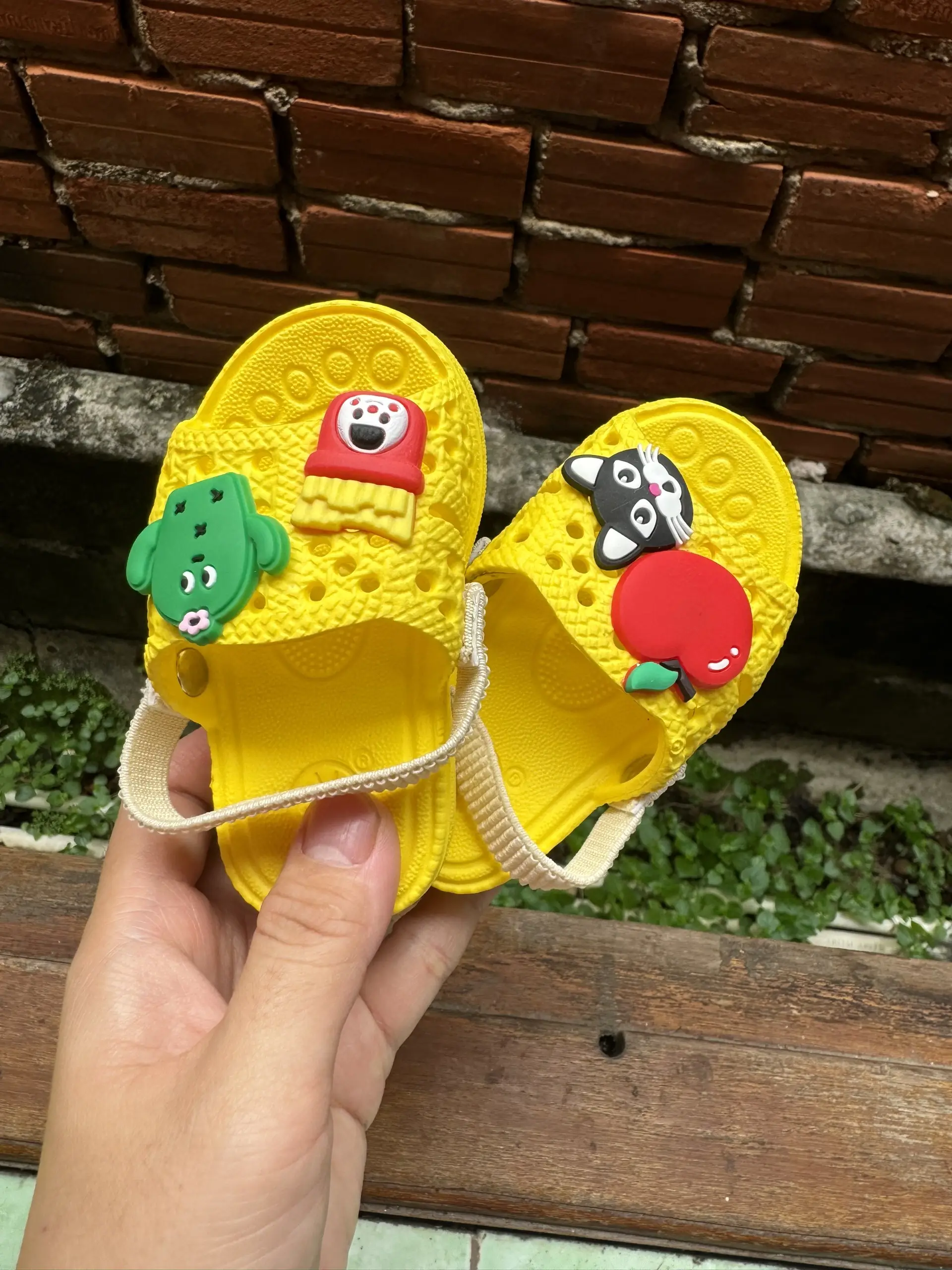 Dép Tổ Ong Có Quai Thun( Chống Bẹt Chân ) Kèm Sticker Ngẫu Nhiên Cho Bé 0-16 Tháng Tuổi Dép Tập Đi Cho Bé Kem déptổong chobé cóchun