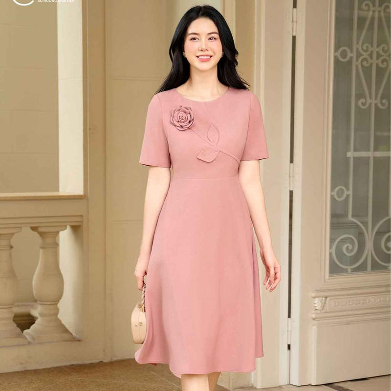  Đầm Chéo Nhung Nữ Trung Niên  Thanh Lịch Trang Nhã tặng mẹ thương hiệu Thiều Hoa DD4L0306 Women Dress Màu Hồng 
