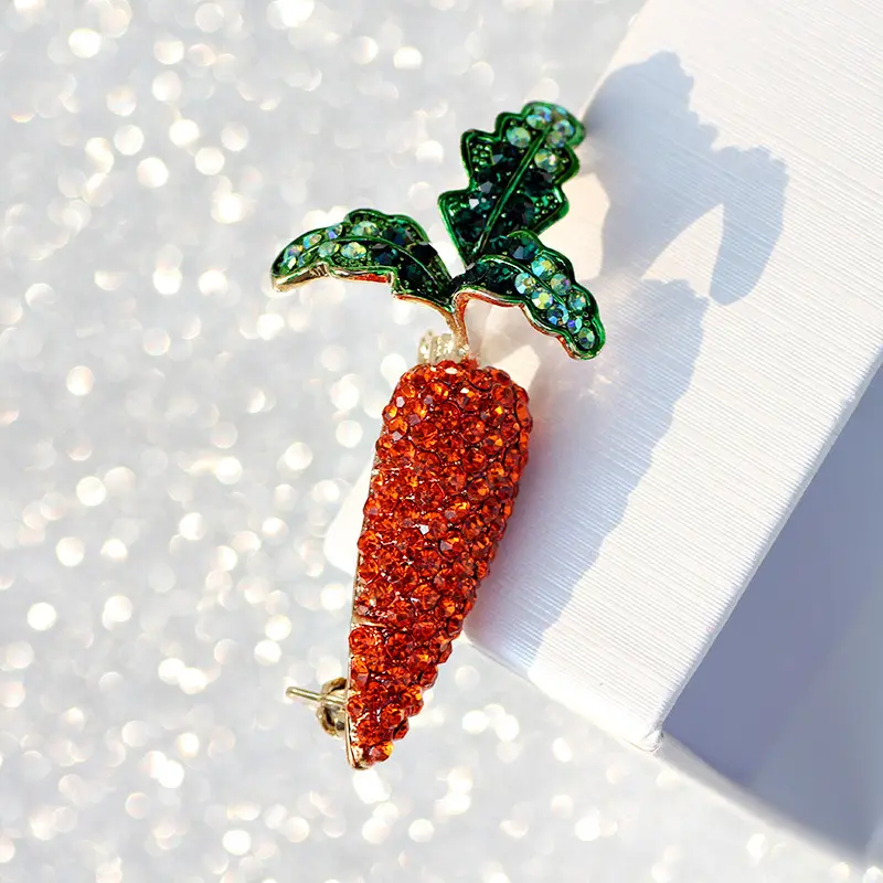 Vintage Shiny Rhinestone Carrot Brooch - Cute Cartoon Vegetable Pin with Green Leaves, Exquisite Women's Fashion Jewelry, Suitable for Jackets, Bags, Hats - Unique Gift Idea, Carrot Accessory