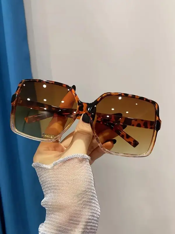 Casual Large-frame Rectangular Gradient Stylish Decorative Eyeglasses, Perfect for Stylish Men and Women Suitable for Summer Travel and Photography 6