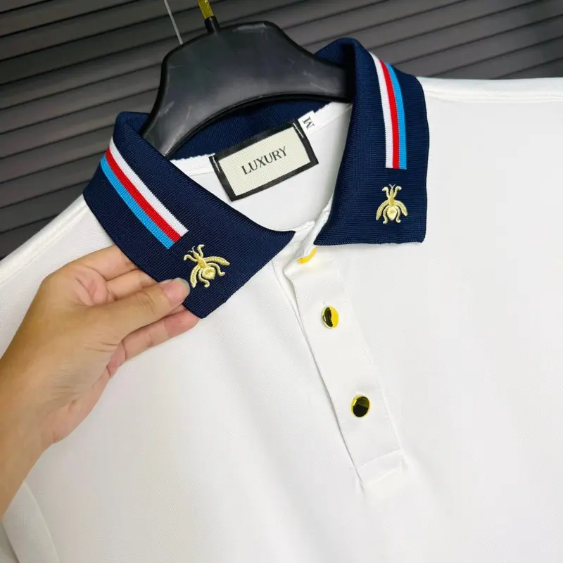 Áo polo cổ gu chi thêu ong ở cổ 2 màu trắng đen