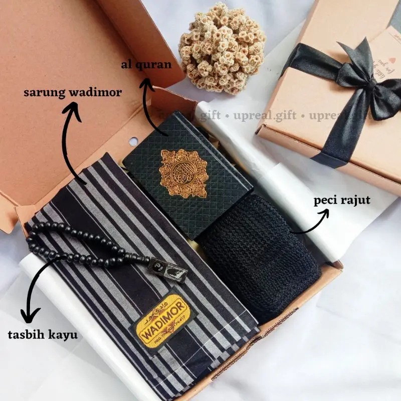 HAMPERS ALAT SHOLAT COWOK KADO ULANG TAHUN COWOK KADO SPESIAL KADO ANNIVERSARY Muslim Sarung