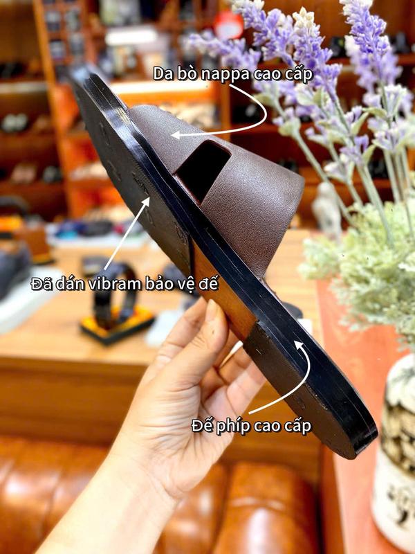  DÉP NAM QUAI NGANG - NÂU SOCOLA DA BÒ THẬT-ĐẾ PHÍP ĐÃ DÁN BẢO VỆ ĐẾ | Dép được làm thủ công mang đến độ thẩm mỹ và độ bền cao nhất. Chất liệu da bò thật  quai da - lót da  đã dán sẵn vibram bảo vệ đế. HỖ TRỢ ĐỔI SIZE NẾU KHÁCH MANG KHÔNG VỪA. Đế Bằng 