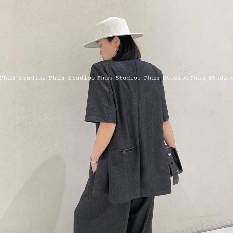 Pham Studios, Áo blazer cộc tay xẻ sau, áo gile croptop và quần cạp cao xếp ly túi trước hiện đại, vải text màu đen chì kẻ nâu 2