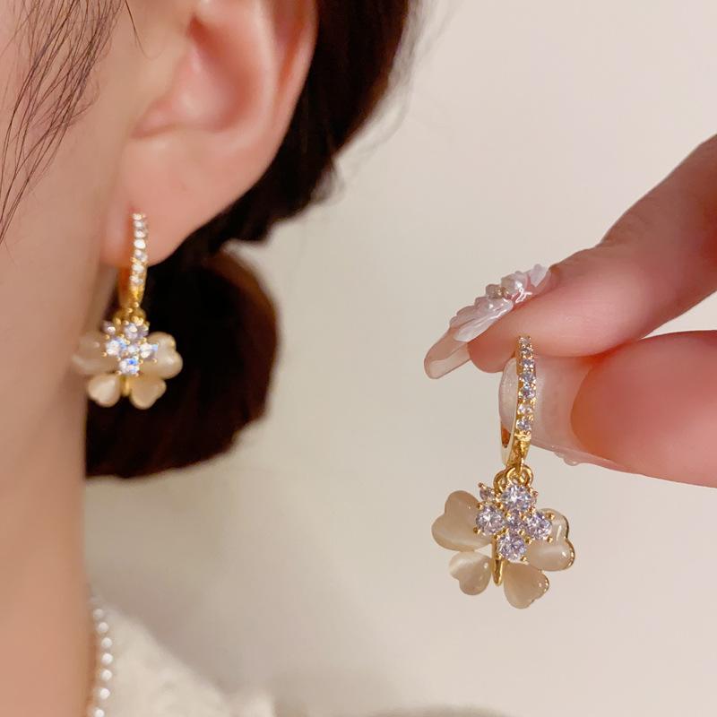 Product Introduction of Khuyên Tai Nữ Cao Cấp Thiết Kế 2 Tầng Cỏ 4 Lá Đính Đá Zircon Và Hồ Điệp Đính Đá Mắt Mèo Điệu Đà Nữ Tính Mạ Vàng 18K 1