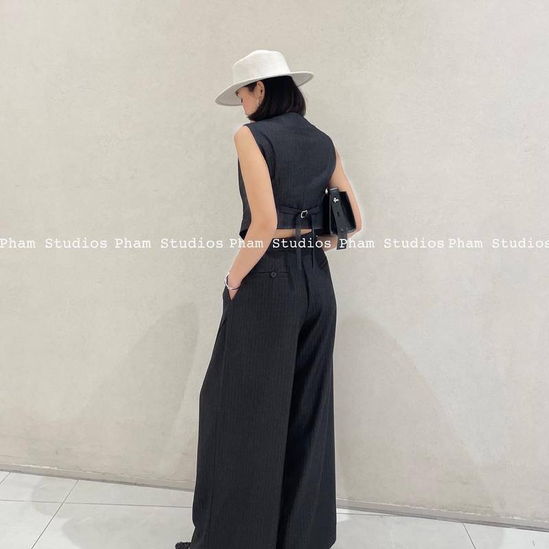 Pham Studios, Áo blazer cộc tay xẻ sau, áo gile croptop và quần cạp cao xếp ly túi trước hiện đại, vải text màu đen chì kẻ nâu 4