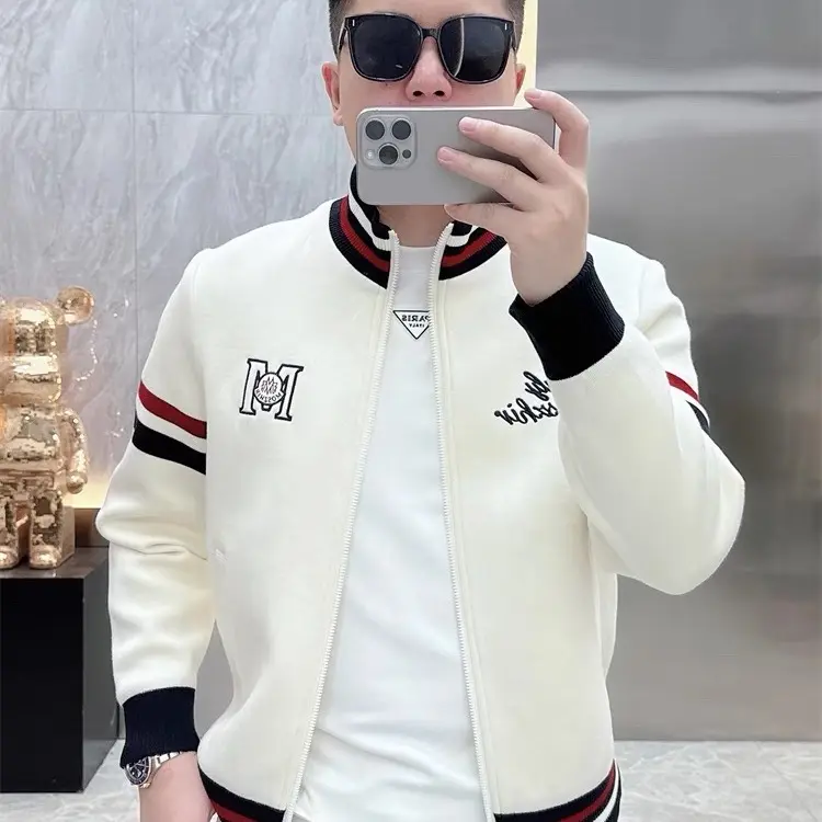 Áo khoác BomBer Nam  , được làm từ chất liệu Vải nỉ 2 da cao cấp , dày dặn ấm áp , mặt vải mịn giặt máy thoải mái không sợ xù lông  . Hình in sắc nét phong cách trẻ trung , đủ size từ 45-82kg