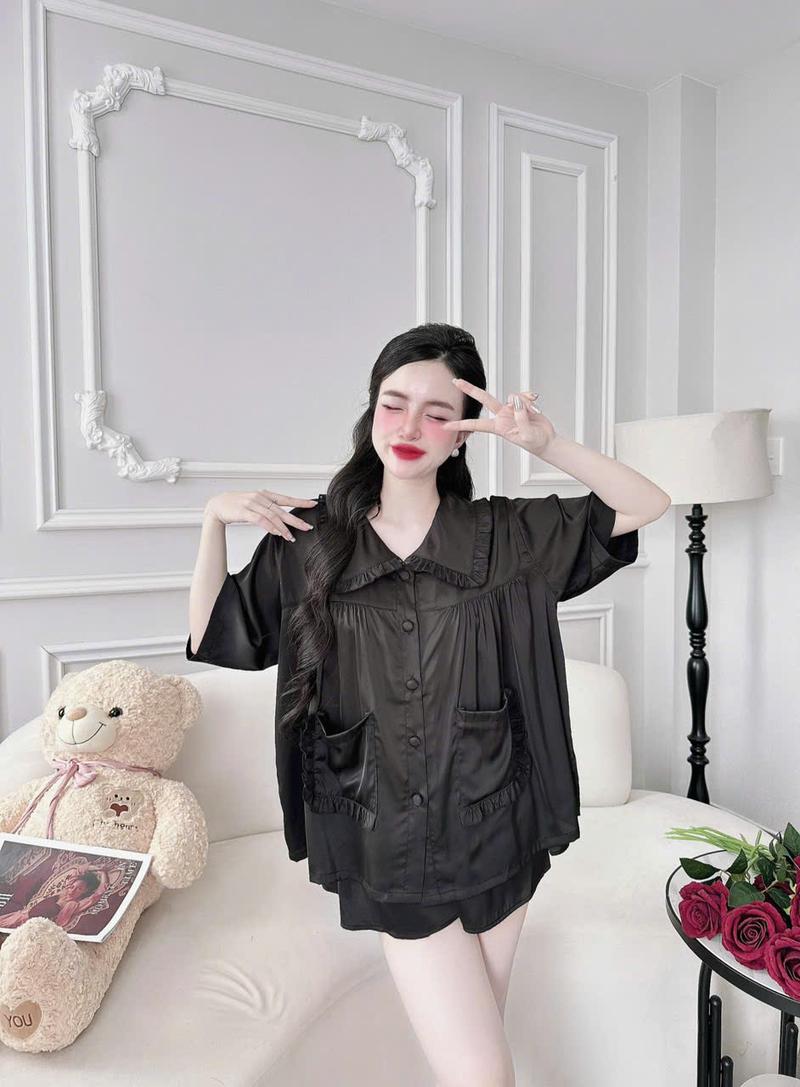 Product Introduction of Freesize (65Kg-90Kg) Bộ Pijama Đùi Nữ Áo Baby Doll Cổ Bèo Vải Lụa Latin Có Nút Bọc, Quần Đùi Ống Rộng Có Túi, Quần Áo Ngủ 3