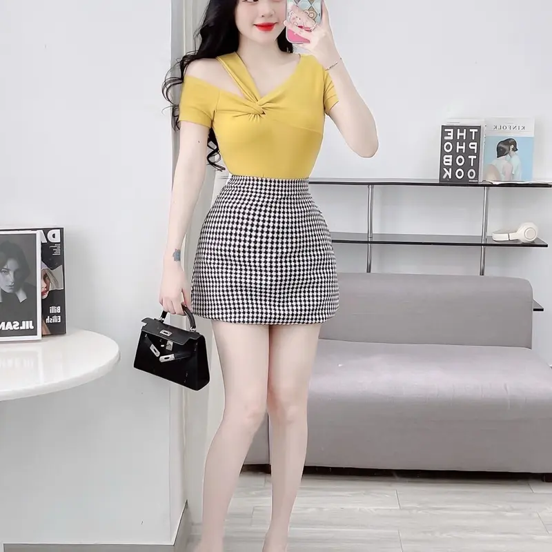 áo thun croptop nữ trể một vai xoắn ngực tay ngắn ôm body tôn dáng co dãn 4 chiều Top Voi Voan  áo hởvai Nhung Jean Cổ Tròn áo  lệch màu đỏ đô 3