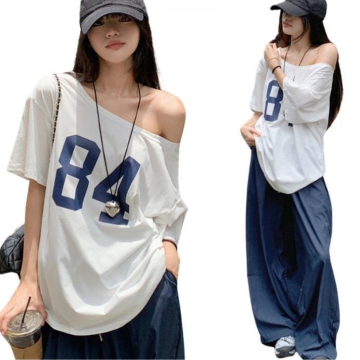 Áo thun cổ rộng trễ vai màu trắng in số 84 cho nữ freesize form rộng phong cách hàn quốc Top Women
