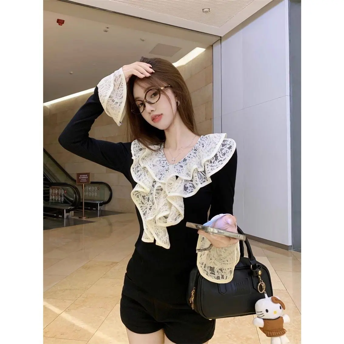 Áo Thun Chắp Vá Ren Xếp Nhún Cổ Chữ V, Thiết Kế Thời Trang, Dành Cho Nữ, Trang Phục Mùa Thu, Phong Cách Cô Gái Nóng Bỏng Thuần Khiết, Mỏng Vừa Vặn, Áo Sơ Mi Lớp Nền Màu Đen